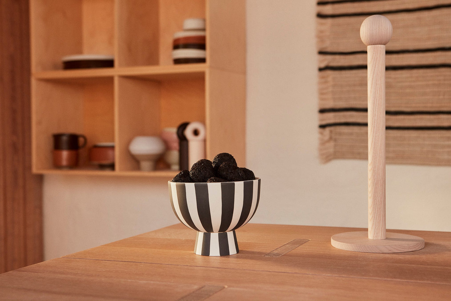 Load image into Gallery viewer, OYOY LIVING Toppu Mini Bowl Vase 101 White / Black

